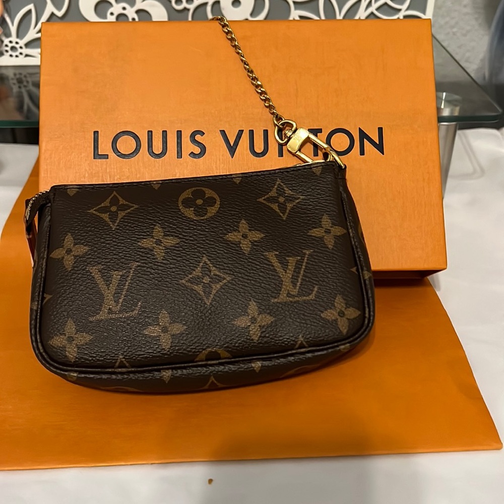 💯 Authentic Louis Vuitton mini Pochette.